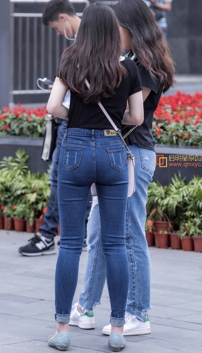 街拍丰姿妍丽的风尚紧身牛仔裤圆臀美女[UY-38LO]
