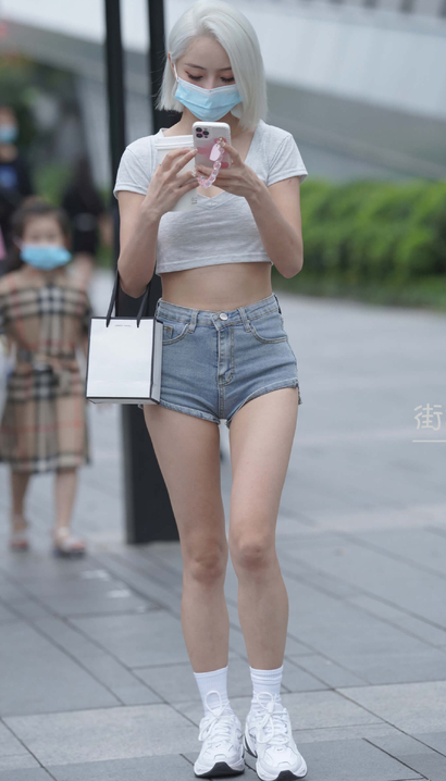 一位花容月貌的气质热裤长腿女神[YY-92HP]