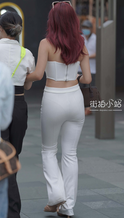 偶遇娉婷袅娜的新潮紧身裤丰臀女孩[ZL-GWQ1]