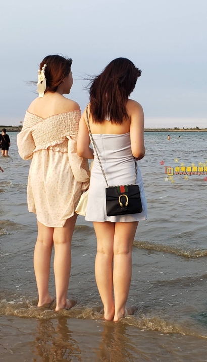 抓拍气质出众的前卫超短裙翘臀小姐姐[YO-SLT1]