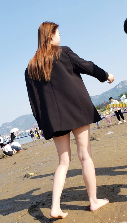 偶遇娉婷婀娜的性感热裤美臀御姐[LC-U3TR]