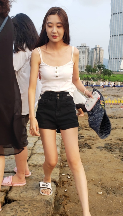 街拍明艳动人的极品热裤圆臀御姐[WD-349O]