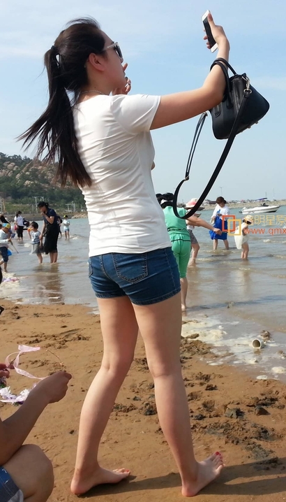 街拍身段迷人的极品热裤长腿靓女[CR-57MO]