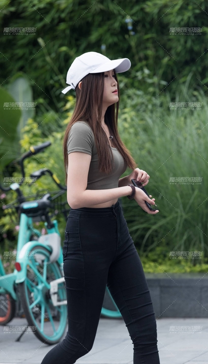 街拍花容月貌的极品牛仔裤宽臀美眉[WI-P12I]