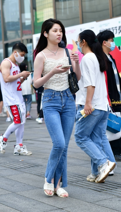 一位身姿曼妙的新潮紧身牛仔裤长腿女生[FX-809A]