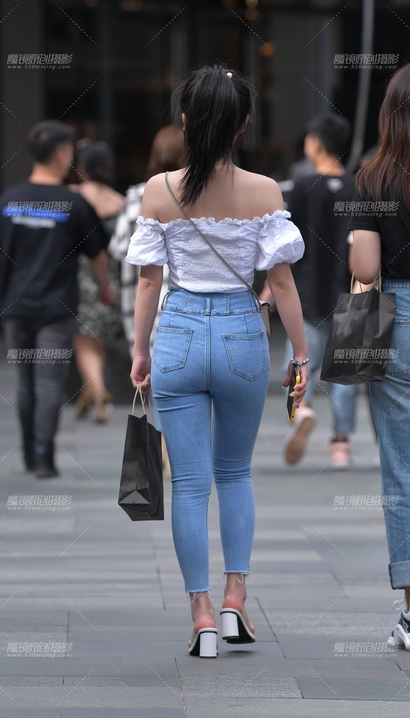 街拍千娇百媚的风尚紧身牛仔裤丰臀美眉[ZH-229Q]