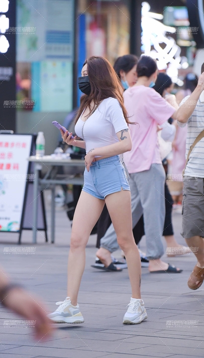 街拍圆润紧绷的前卫热裤长腿女孩[OU-XZ12]