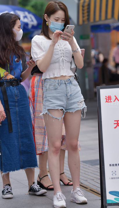 一个顾盼流转的时尚热裤紧臀美女[IK-6W9D]