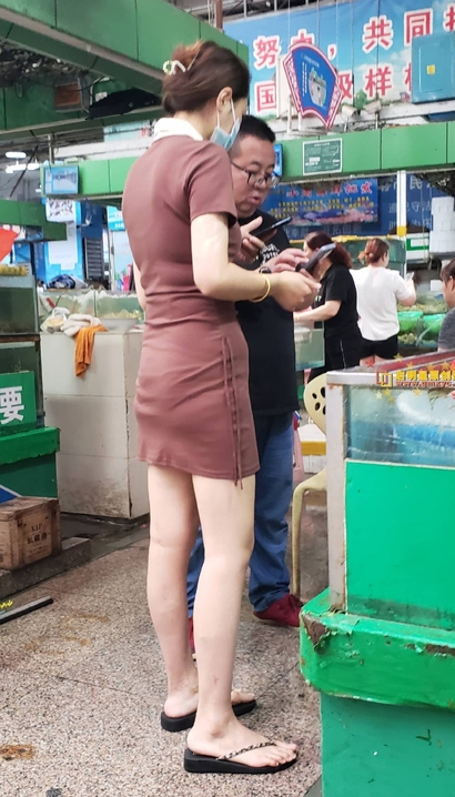 街拍优雅大方的时尚裙子美腿美女[UA-8W8I]