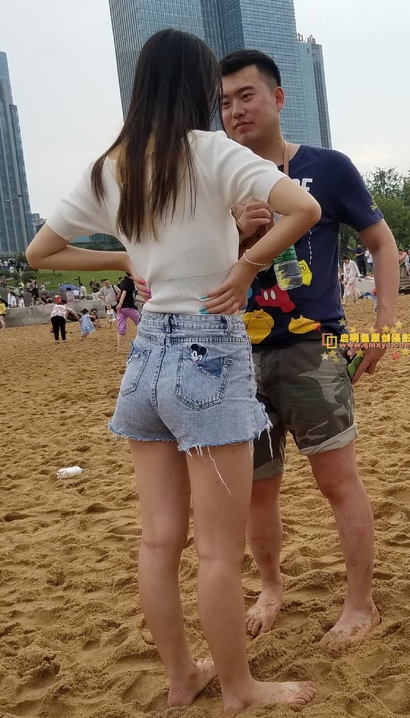 抓拍美丽贤淑的气质热裤长腿靓女[KM-29YN]