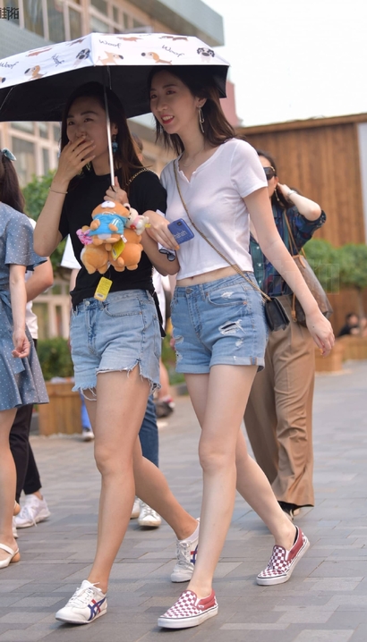 抓拍丰姿妍丽的风尚热裤翘臀小姐姐[MB-6D10]