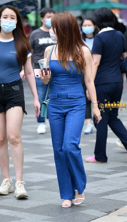 一个明艳动人的前卫精美装束美臀美女[BI-G8SO]