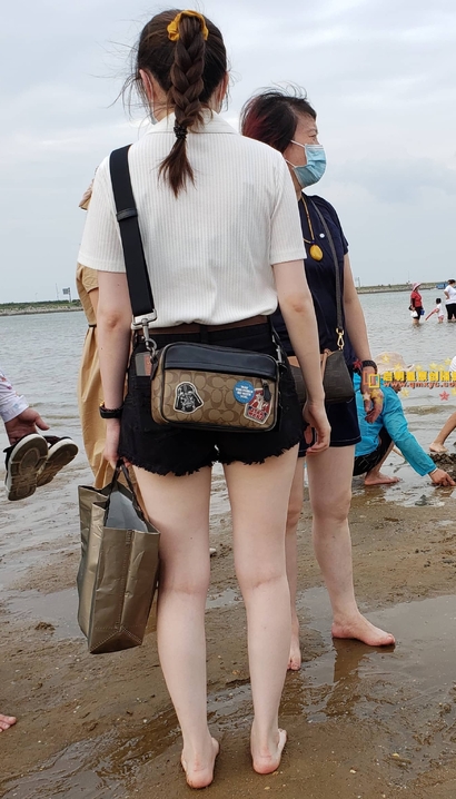 街拍青春活力的前卫热裤宽臀女孩[RR-D43I]