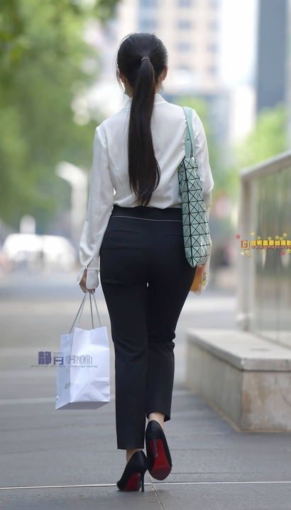 抓拍巧笑倩兮的时尚个性着装丰臀女神[EO-4R5S]