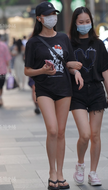 街拍出尘脱俗的性感热裤丰臀女生[MC-BBVD]