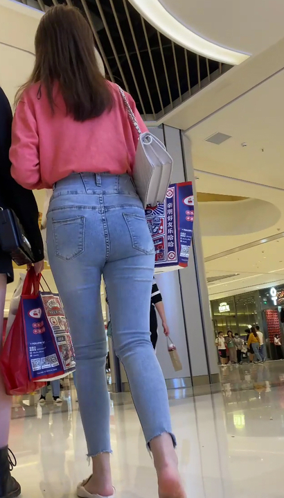 【视频】偶遇绝色美人的潮流紧身牛仔裤丰臀女生[BY-31X7]