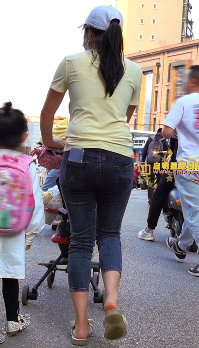 抓拍气质出众的气质紧身牛仔裤长腿女神[UG-OK1V]