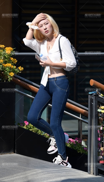 偶遇楚楚动人的气质紧身裤宽臀辣妹[HP-OF7N]