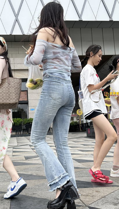 偶遇温香艳玉的气质牛仔裤长腿御姐[UA-XJP5]