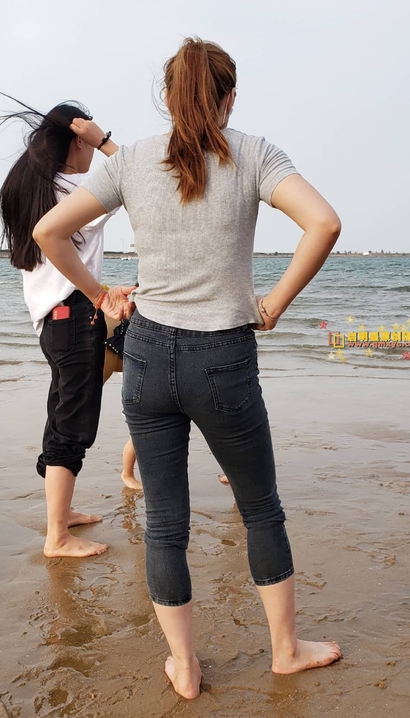 一位一代佳人的气质紧身牛仔裤宽臀女生[EL-707A]