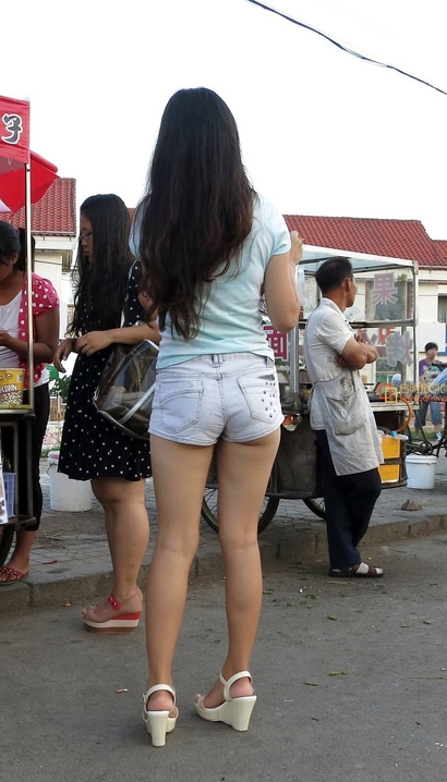 街拍楚楚动人的风尚热裤美腿女神[ZC-EJ6B]