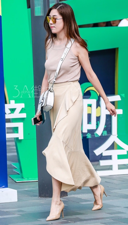 抓拍慧质兰心的时尚小短裙紧臀女生[HH-CZ91]