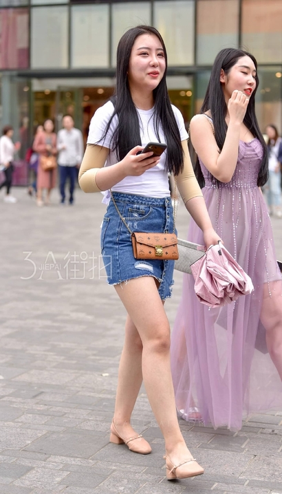 一位清艳脱俗的时尚热裤长腿小姐姐[XW-5851]