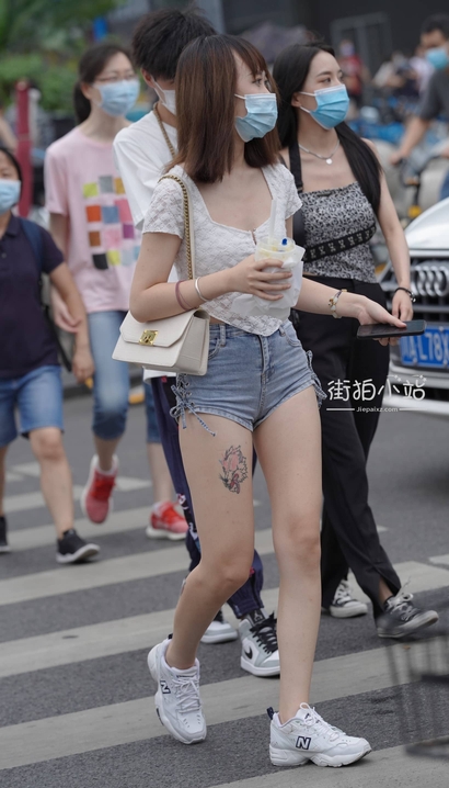 抓拍翩若惊鸿的潮流热裤美臀美眉[AD-35KD]