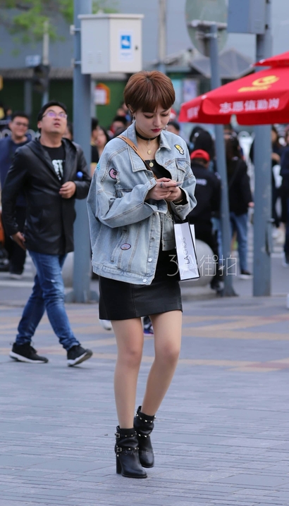 一位腰如约素的时髦裙子紧臀辣妹[LD-YAFC]