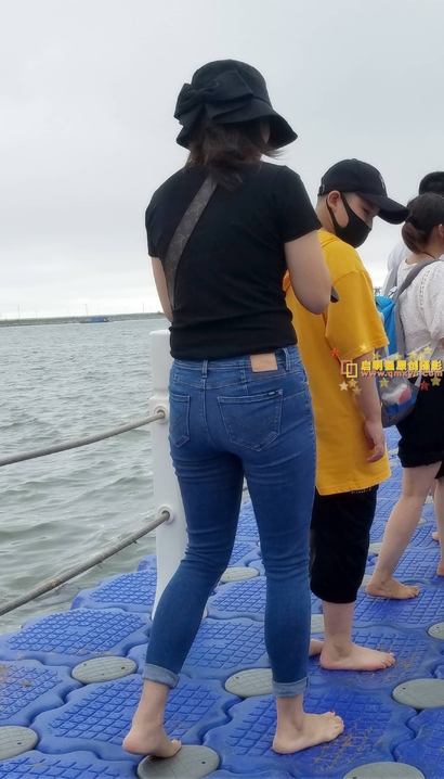 偶遇顾盼流转的小清新紧身牛仔裤宽臀女孩[CF-1WGR]