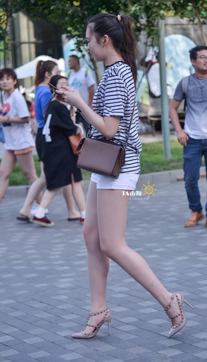 街拍温香艳玉的小清新热裤宽臀辣妹[LO-2DKF]