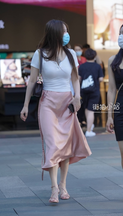 抓拍身材惹火的气质裙子圆臀小姐姐[AD-KQH9]