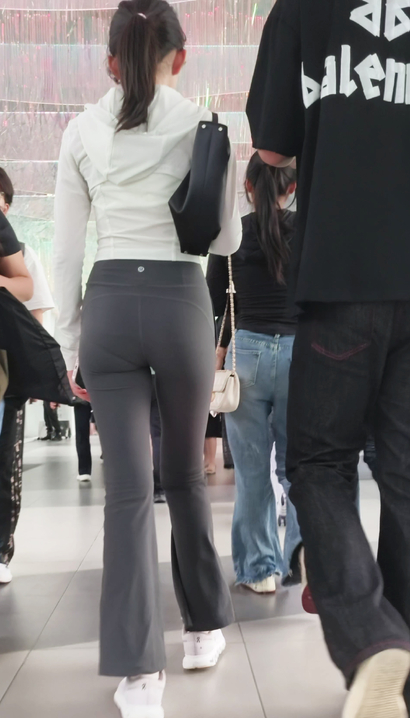 【视频】一位举步轻摇的新潮紧身裤美臀靓女[DF-Q229]