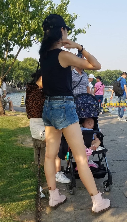 抓拍气质极佳的前卫热裤翘臀美眉[WM-38UY]
