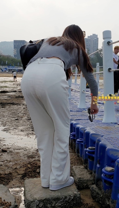 一位桃羞杏让的性感精致装扮长腿女神[EK-51KV]