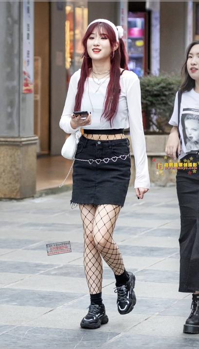 一个桃腮杏脸的时髦裹臀裙长腿辣妹[XW-81L0]