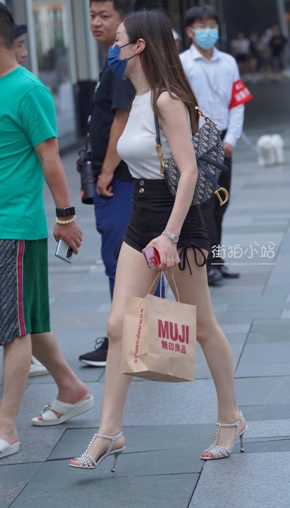 抓拍窈窕淑女的时尚热裤美臀御姐[DE-WIKU]