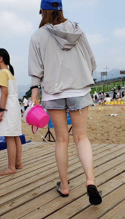 偶遇慧质兰心的气质热裤翘臀美女[HQ-9R86]