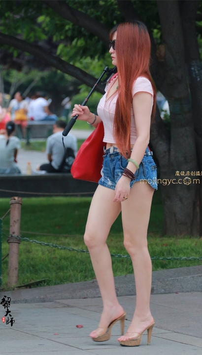 一个优雅大方的性感热裤圆臀小姐姐[GV-IYYI]