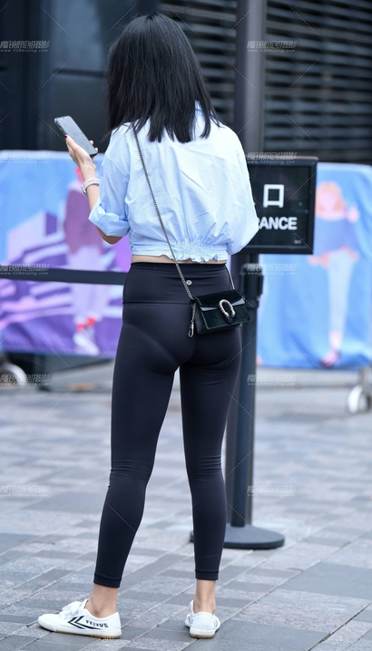 一个青春靓丽的潮流紧身裤宽臀美女[WA-13OH]