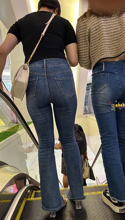 街拍貌若天仙的时尚牛仔裤丰臀辣妹[VS-HS99]