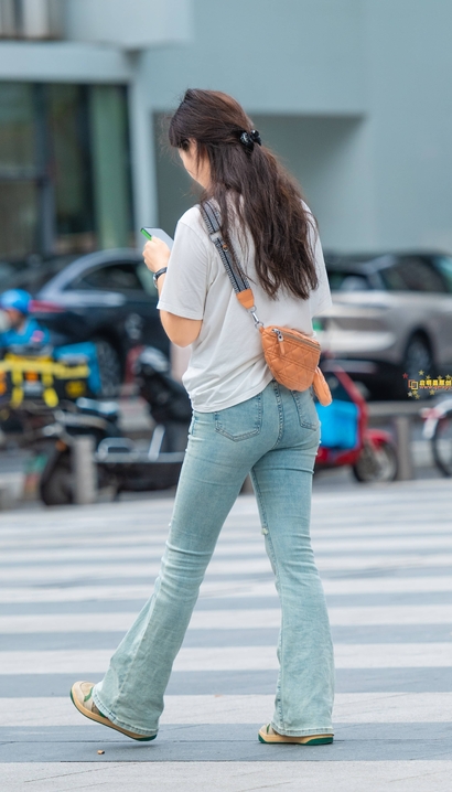 街拍明目皓齿的新潮牛仔裤美臀美眉[DF-VQM9]