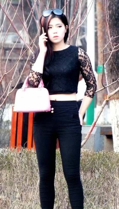 街拍明艳动人的潮流紧身裤美臀女生[JV-996G]