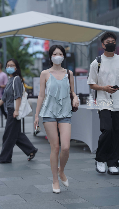 抓拍姹紫嫣红的风尚热裤宽臀美女[LY-K115]