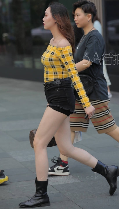 街拍身材匀称的时髦热裤紧臀辣妹[AX-0DA5]