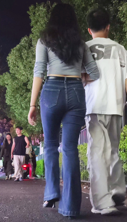 【视频】抓拍身材极好的风尚牛仔裤宽臀辣妹[ML-G59K]