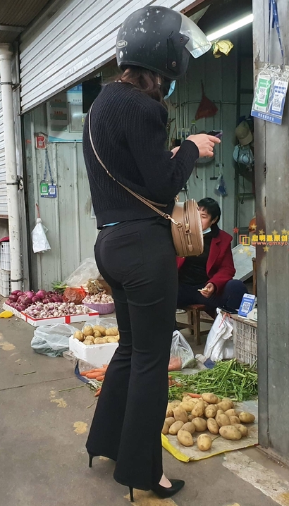 偶遇身姿优雅的新潮优雅着装长腿女孩[OO-QUXK]