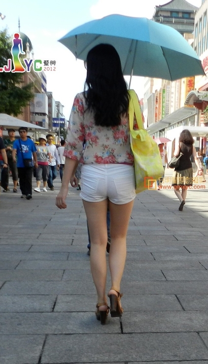 一位举步轻摇的新潮热裤美臀美眉[YW-4HJF]