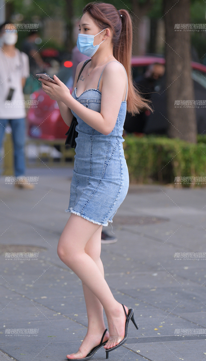 街拍温婉可人的小清新包臀裙大长腿御姐[BR-8215]