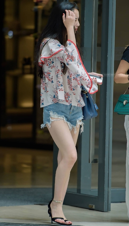 一位美艳绝伦的新潮热裤美腿靓女[DN-2WM9]